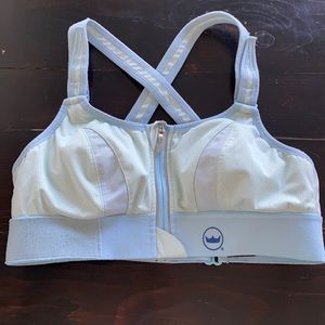 She fit bra. Ultimate. Med